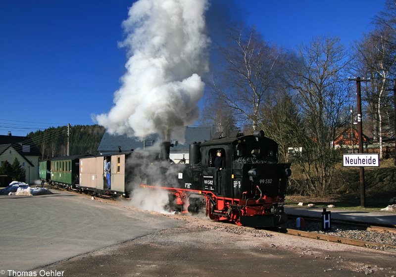 Schmalspurdampf im Erzgebirge: Bei traumhaftem Wetter fhrt 99 582 am 18.02.07 mit dem ersten Zug des Tages im Bf Neuheide ein.