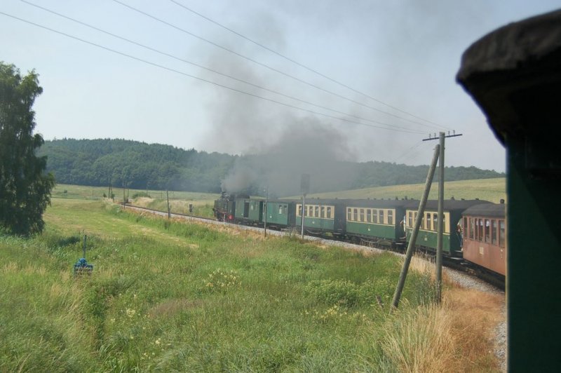 Schmalspurdampflok Nr. 99 782 der Rgener Kleinbahn dampft mit einem langen Zug am 7.7.2006 von Binz nach Putbus.