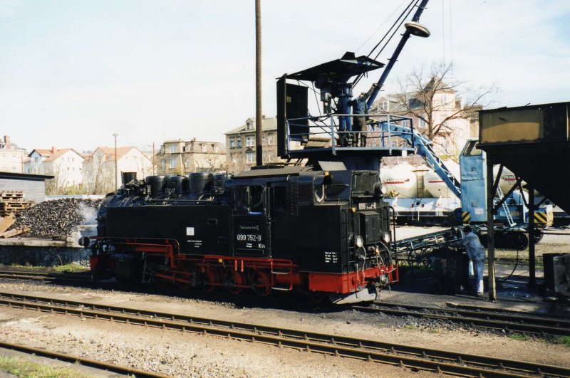 Schmalspurdampflokomtive 099 752-8 wird im April 1998 in Radebeul Ost bekohlt um anschlieend ihren planmigen Personenzug nach Radeburg zu befrdern.