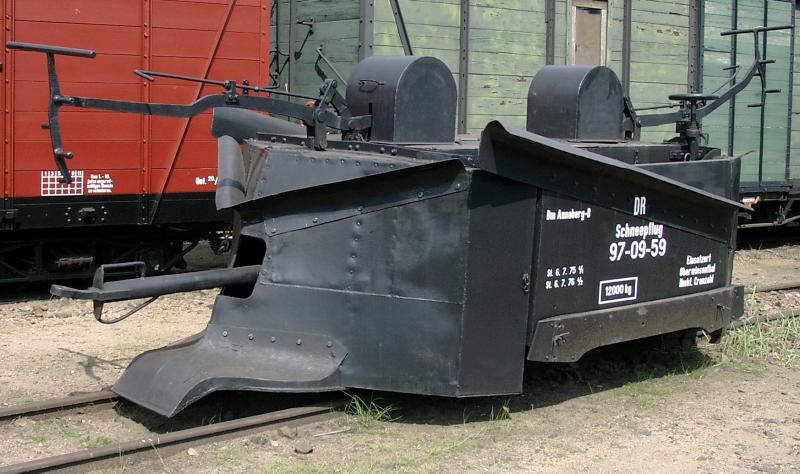 Schmalspurschneepflug am 20.5.2004 bei der Traditionsbahn Radeburg