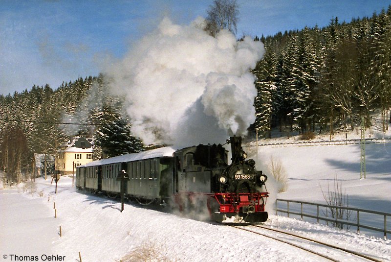 Schmalspurwinter im Pressnitztal: 99 1568 dampft zwischen Hp Forellenhof und Schmalzgrube durch die traumhafte Winterlandschaft.