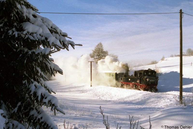 Schmalspurwinter im Pressnitztal: 99 1568 hat sich mit ihrem Zug auf den Weg gemacht. Hier fhrt sie gerade unterhalb von Jhstadt talwrts und wird in 2-3 Minuten den Bf Schlssel erreicht haben.