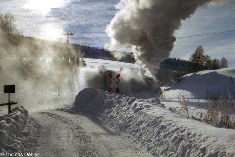 Schmalspurwinter im Pressnitztal: Der Zug auf den letzten Metern bevor J�hstadt wieder erreicht ist. Dies ist der sch�nste Nachschuss der mir jemals gelungen ist. Damit klang dieser wunderbare Wintertag im oberen Erzgebirge aus.