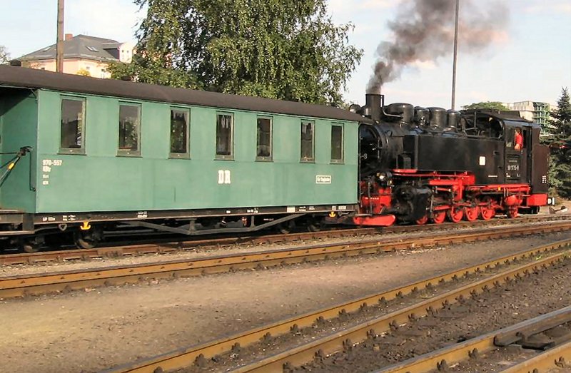 Schmalspurzug aus Radeburg wird in                              Radebeul-Osat abgestellt, 2005