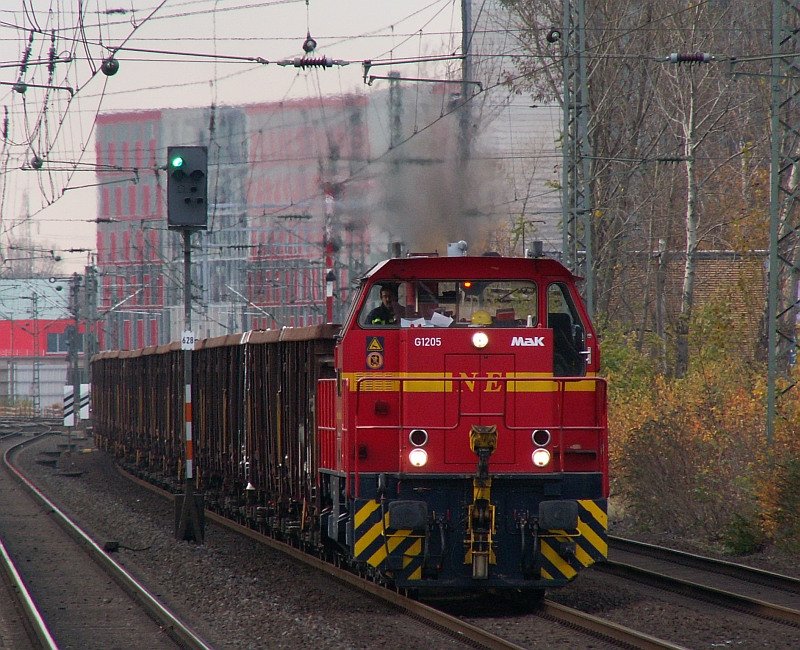 Schn zu sehen, dass wenigstens die Privaten fahren. Am zweiten Streiktag rauscht dieser Zug, gezogen von einer MAK der Neusser Eisenbahn in Richtung Dsseldorf Hauptbahnhof am Haltepunkt Vlklinger Strasse vorbei. Das Foto stammt vom 15.11.2007