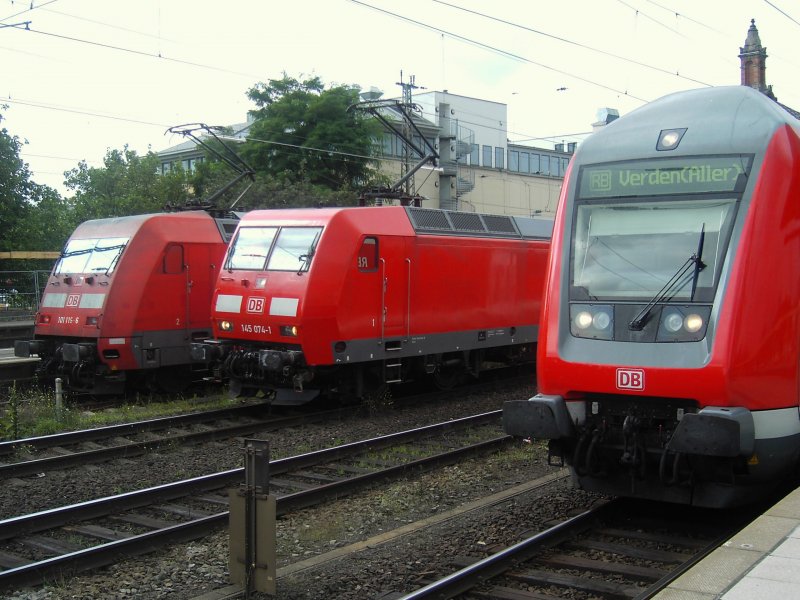 Schnappschu in Bremen Hbf am 28.08.2008: links wartet 101 119 auf Abfahrt mit einem IC nach Oldenburg whrend 145 074 mit einem Gterzug und ein von einer 111 geschobener Regionalzug nach Verden vorbeifuhren.