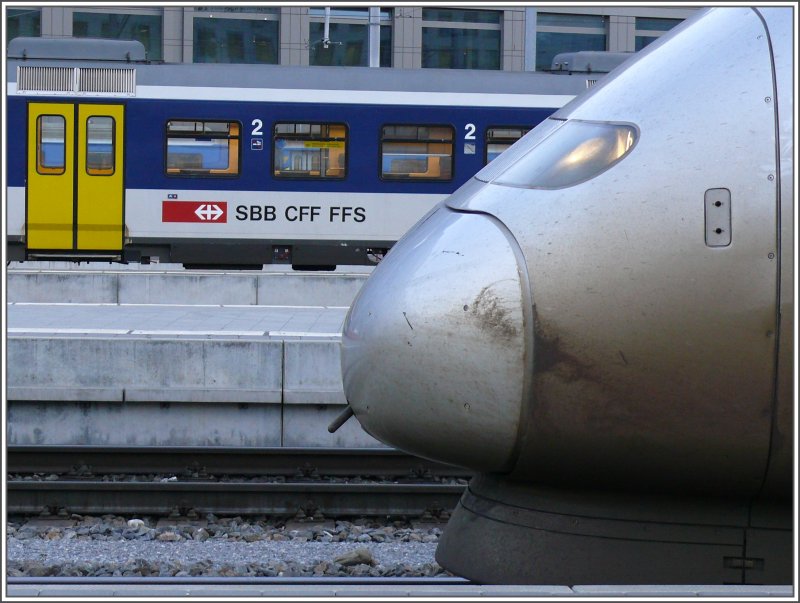 Schnauze des TGV 4416 Lyria neben einem NPZ in Chur. (15.12.2007)
