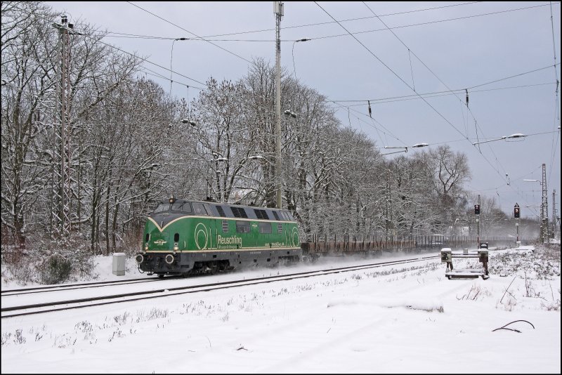 Schnee im Rheinland und Ruhrgebiet ist schon selten. Whrend die Fahrt auf der A45, hier ein groes Lob an die Kollegen der Autobahnmeisterei Ldenscheid, trotz des Schnees relativ normal verlief, waren die anderen Autobahnen schon schlechter gerumt. Nach fast 3 Stunden fahrt wurde das Ziel erreicht und die Die D9 (220 053) der Brohtaler Eisenbahn konnte mit dem Alubrammenzug nach Spellen erfolgreich auf den Chip gebannt werden. (05.01.2009)