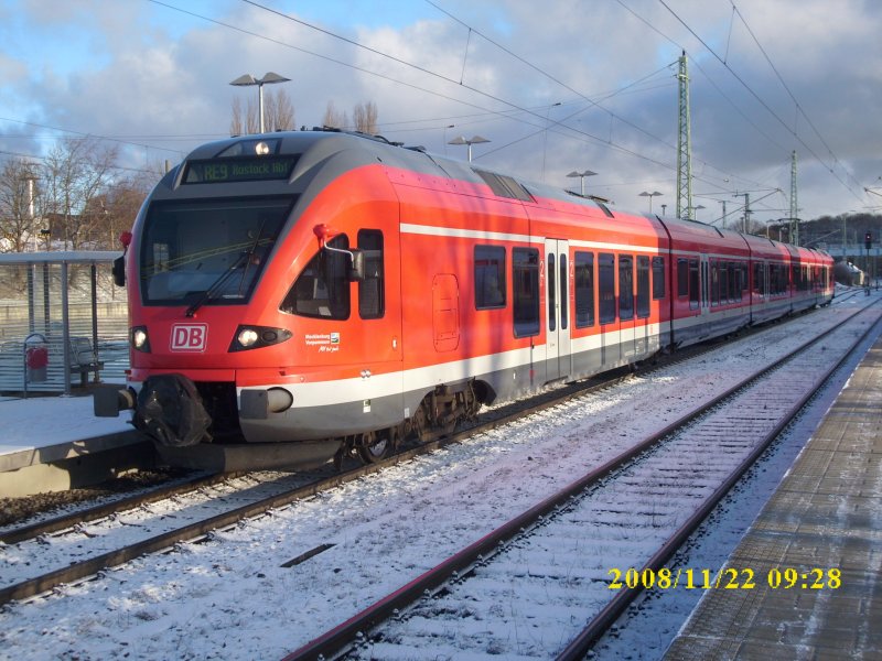 Schnee und Sonne am 22.11.2008 in Bergen/Rgen.RE 33210 Sassnitz-
Rostock mit Flirt 427 001.