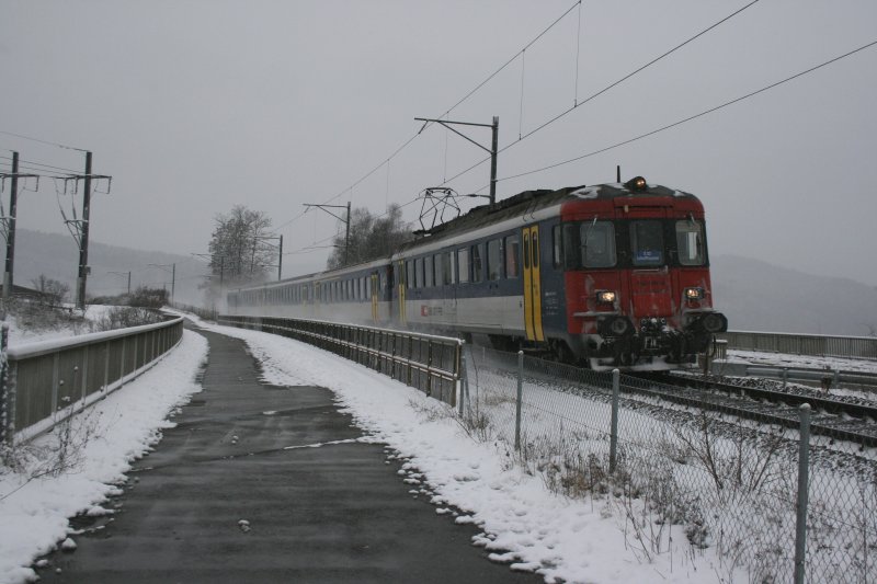 Schnee im Weinland: Wenige Wochen bevor die S33 tagsber komplett auf Thurbo-GTW umgestellt wurde lief am 24.1.2007 der RBe 540 014 mit klassischen vierteiligen Pendelzug auf der S33 20356 von Winterthur nach Schaffhausen. Aufnahme im Lantig. 