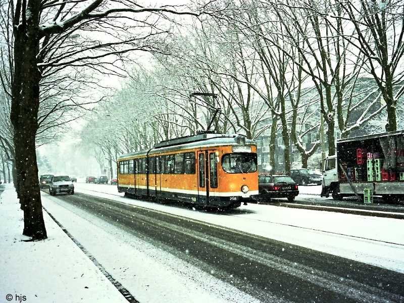 Schneegestber zum Jahresbeginn 2007? Im Ruhrgebiet?? Natrlich nicht! Es handelt sich um eine Aufnahme vom 10. Februar 1999: Tw 258 auf der Oberen Saarlandstrae.