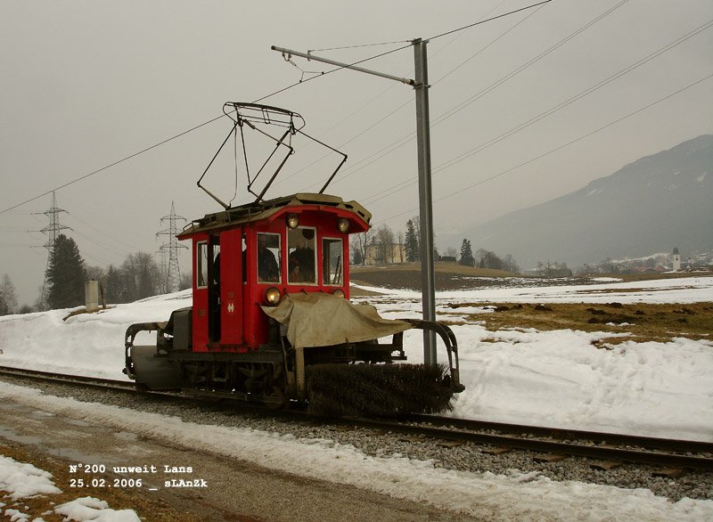 Schneekehre 200, 1906 zu Wien erbaut, beim Fest zu deren 100. Jubilum am 25. Februar 2006. Entsprechend dem groen Erfolg des Gertes hat das Schicksal an diesem Tage nichts zu kehren beschert - wiewohl in anderen Jahren (Jahrhunderten) fr diesen Teil der Strecke (also zwischen Lans und Igls) sogar Schneezune bereitgehalten worden sein sollen. 25. Feber 2006 kHds