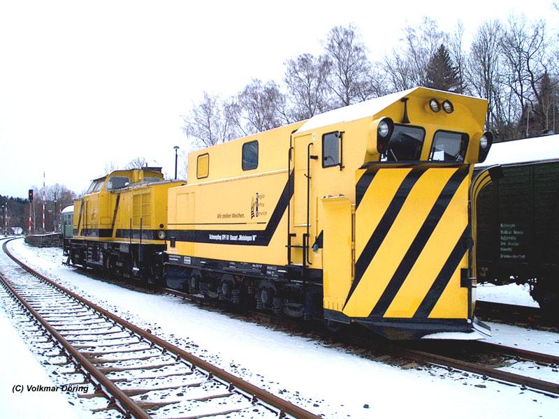 Schneepflug Bauart Meiningen von RIS (Regio Infra Service) an (DR)V 100.01 in Mulda (Sachsen) - 19.01.2004
