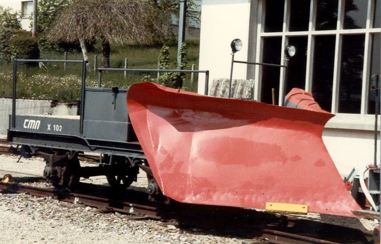 Schneepflug X 102 im bahnhofsareal von Les Brenets im Juni 1984