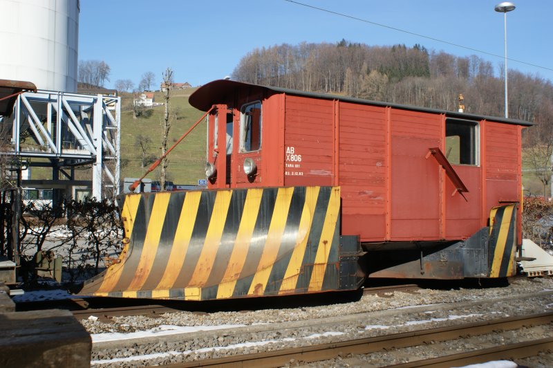 Schneepflux AB X806 der Appenzeller Bahnen wartet auf seinen nchsten Einsatz im Schnee.Abgelichtet am 02.02.2009 in Herisau.