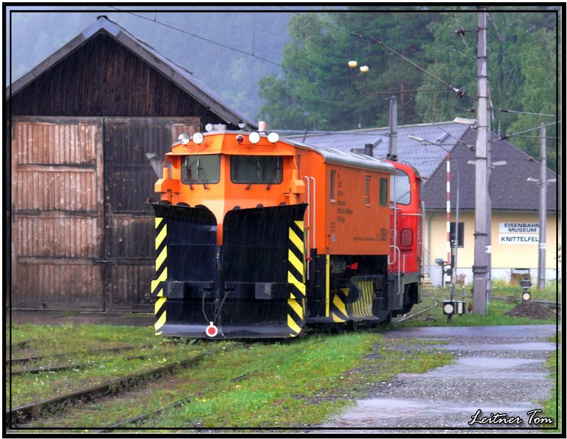 Schneerumer 9760 314 aus Spittal kommt zur Revision nach Knittelfeld.Rangiert wird er dabei von der Diesellok 2067 044.
Knittelfeld 10.08.2007