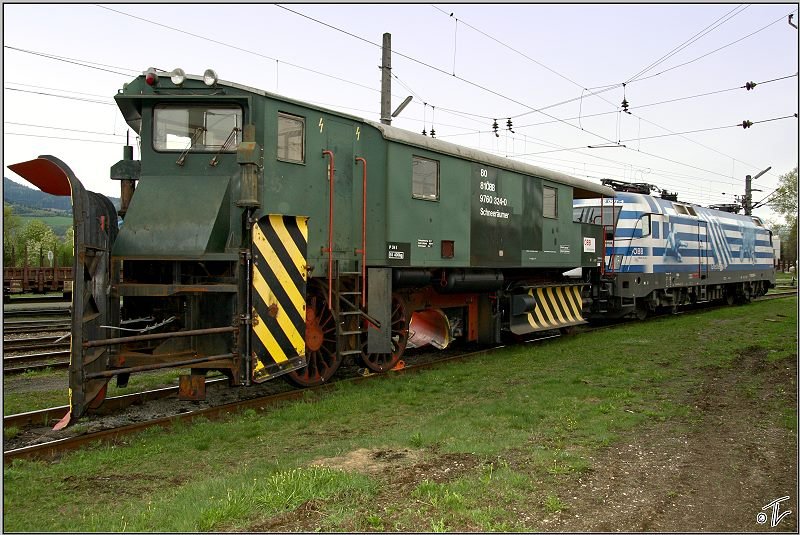 Schneerumer 9760 324 und EM-Lok 1116 007 Griechenland stehen in der Traktion Knittelfeld.
23.04.2009