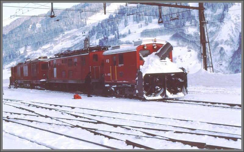 Schneerumzug der FO im Bahnhof Disentis. Schneepflug, HGm 4/4 61, HGe 4/4 31 und Schleuder Xrot 4932. (Archiv 02/84)