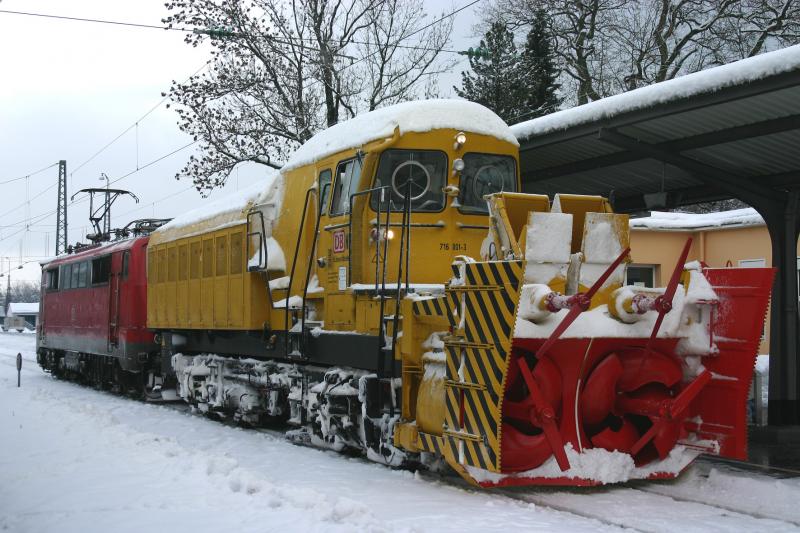 Schneeschleuder 716 001-3 am 4.1.2006 in Bad Reichenhall.
