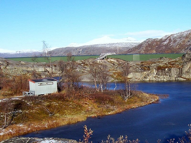 Schneeschutzgallerie mit  Fugngerbergang  im Bjrnfjell zwischen dem Bahnhof Bjrnfjell und der Bedarfshaltestelle Ssterbekk, aufgenommen am 09.10.2006. Auf dem kleinen See fngt gerade die Eisbildung an.