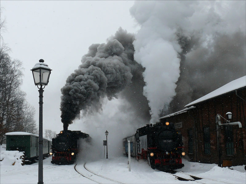 Schneetreiben den gesamten Tag - ein wirklich besch…eidenes Fotowetter aber wenn ich nun schon mal dort war, habe ich die Parallelausfahrt von 99 735 nach Johnsdorf und 99 749 nach Oybin festgehalten; Bertsdorf, 20.02.2009
