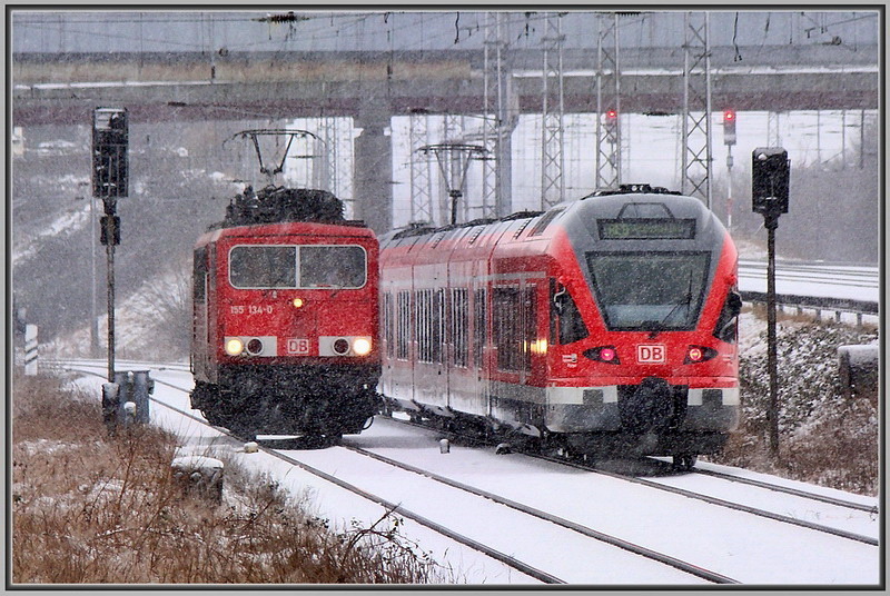 Schneetreiben in Stralsund. 155 134-0 wartet auf die Einfahrt in den Hbf. 
am 11.02.09 
