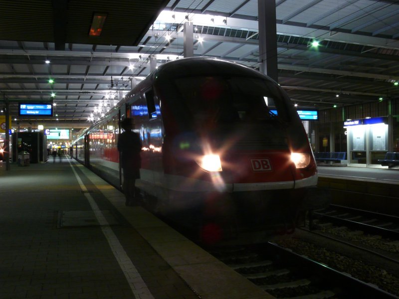 Schnell noch ein kurzes Gesprch mit der Zugbegleiterin dann setzt sich der Mnchen Nrnberg Express nach Nrnberg in Bewegung Mnchen Hbf, 7.4.2009