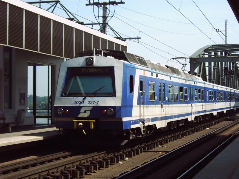 Schnellbahn in der Station Wien Handelskai mit Ziel Mistlbach am 14.6.2006.