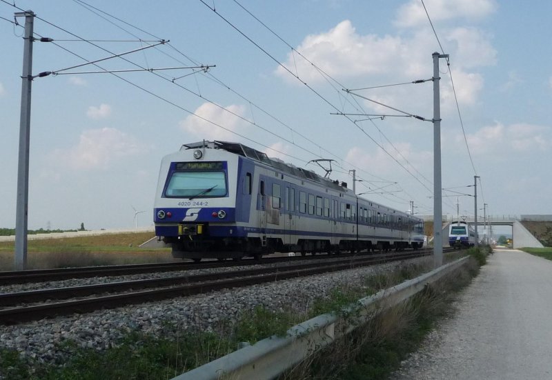 Schnellbahnalltag zwischen Gerasdorf und Kapellerfeld: Die beiden Triebwagen 4020 244-2 und 4020 249-1 treffen hier aufeinander. (03.05.09)
