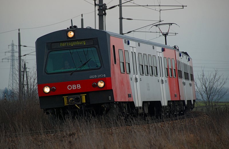 Schnellbahnzug 21020 von Wien Franz Josefs Bahnhof nach Herzogenburg, kurz vor der Haltestelle Judenau-Sieghartskirchen am 13.12.2008.