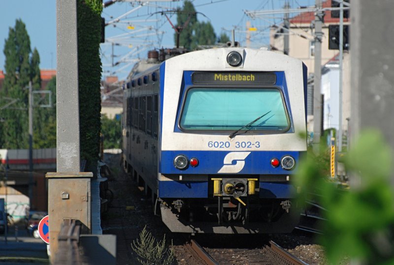 Schnellbahnzug nach Mistelbach, wie unschwer zu erkennen ist. Eine kleine Impression an der Stammstrecke, zwischen Wien Landstrae und Wien Praterstern am 16.08.2009.