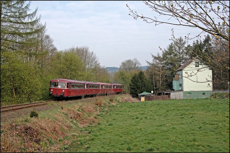 Schnelle Verfolgung nach Oberbr�gge: Der Gute alte Uerdinger Schienenbus ist zwischen Oberbr�gge und Bollwerk auf der Fahrt nach Engelskirchen. (26.04.2008)

