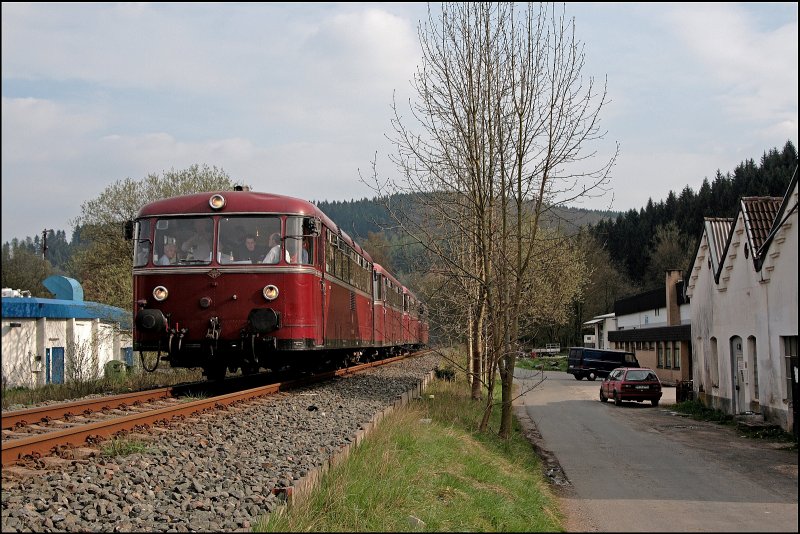Schneller Standortwechsel: Nach kurzem Aufenthalt in Brgge(Westf), knattert die Schienenbusgarnitur, ber die Volmetalstrecke Richtung Hagen. (26.04.2008)
