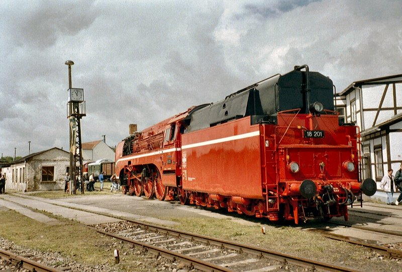 Schnellfahrlokomotive der BR 18, hier im ehem. Bw Weimar im roten Anstrich, 2005