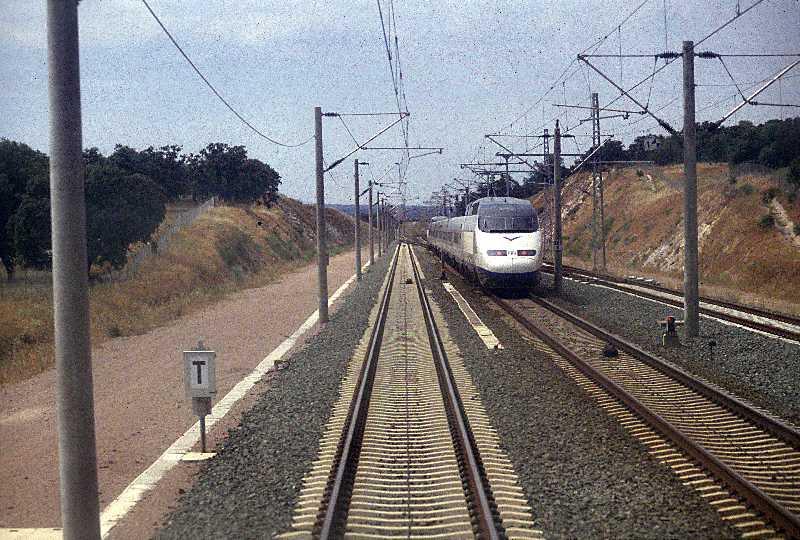 Schnellfahrstrecke zwischen C�rdoba C und Ciudad Real von der Stirnwandt�r eines Talgo 200.
Juni 1996, inzwischen bringt einen der Weg zu diesem Platz in Terrorismusverdacht.
(eine Kategorie AVE gibt es noch nicht)
