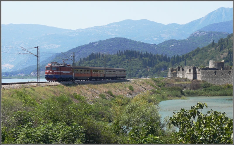 Schnellzug 432 mit 461-041 bei der alten Festungsruine Lesendro auf dem gleichnamigen Damm ber den Skutarisee. (29.07.2009)