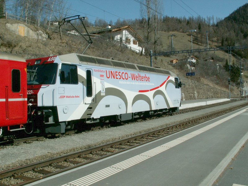 Schnellzug Chur-St.Moritz mit  Unesco  Lok 650 am 12.03.07 bei der Abfahrt in Filisur.Von vorne habe ich sie leider nicht mehr  erwischt 