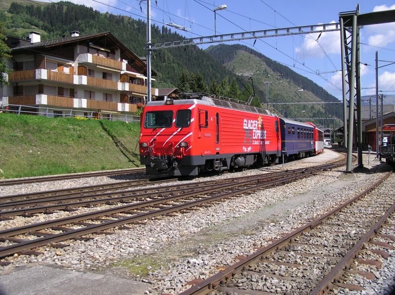 Schnellzug Glacier Express D905 mit HGe4/4II (St. Moritz - Chur - Brig - Zermatt) durchfhrt am 05.09.2004 Sedrun.