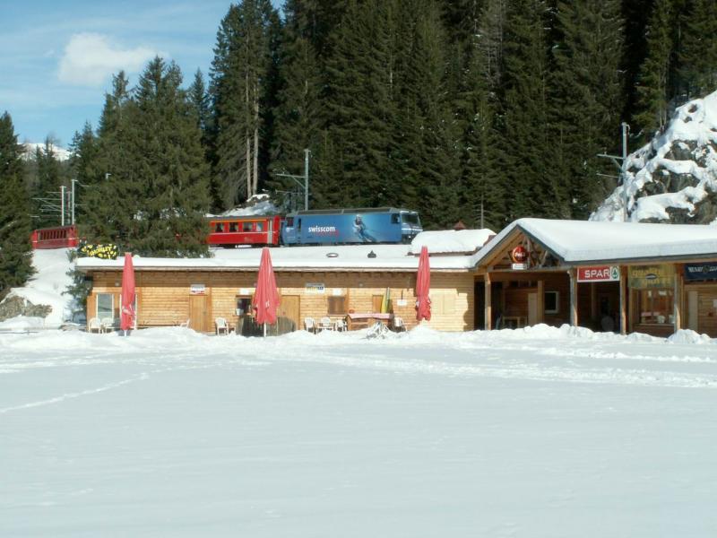 Schnellzug Landquart-Davos oberhalb der Davoser Badeanstalt.z.Zt.kann man hier wohl nicht baden.Davos 14.02.06