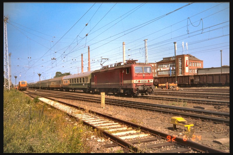 Schnellzug mit BR 143 der DR, bereits umnumeriert, bei der Durchfahrt durch Frstenwalde/Spree. Aufnahme vom 24. 6. 1992 (Digitalisiertes Dia)