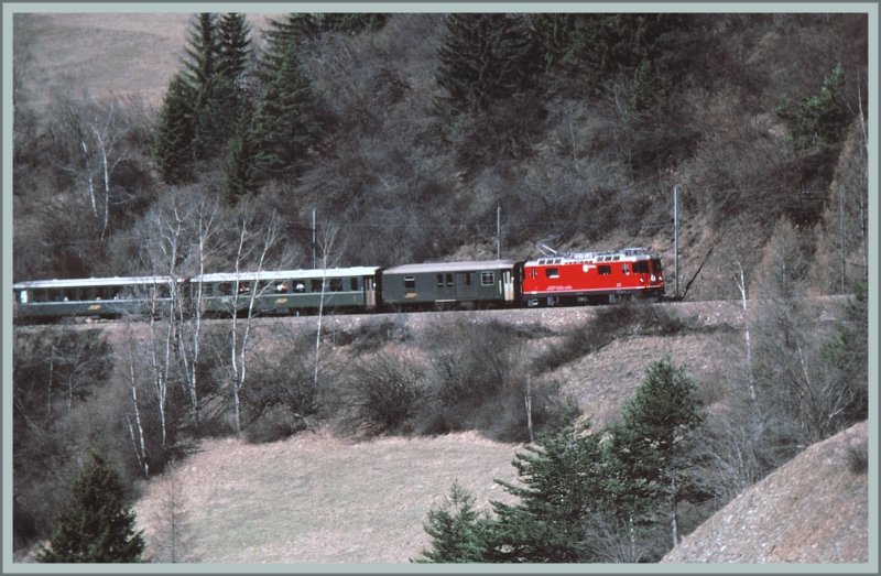 Schnellzug mit roter Ge 4/4 II und noch  grnen Wagen oberhalb Tiefencastel. (Archiv 03/85)