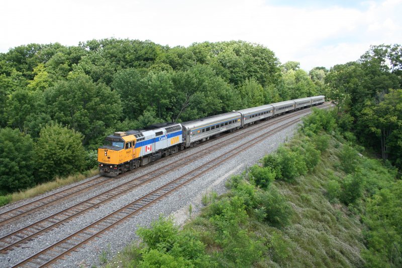 Schnellzug mit VIA Rail F40PH-2 6435 nach Niagara Falls am 1.8.2008 in Bayview Junction,ON. 


