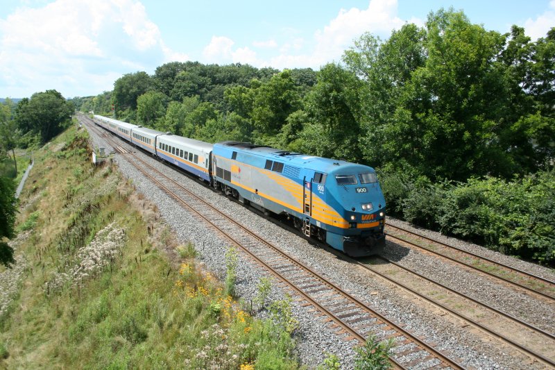 Schnellzug mit VIA Rail P42DC 6435 von Niagara Falls am 1.8.2008 in Bayview Junction,ON.