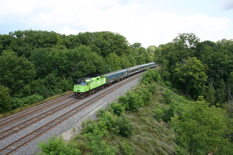 Schnellzug mit Werbelok F40PH-2 6429 fr die Olympischen Spiele am 1.8.2008 in Bayview Junction,ON. 
