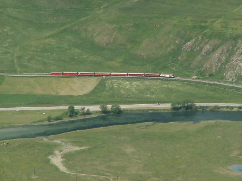 Schnellzug nach Chur zwischen Celerina und Samedan.Im Vordergrund der Inn.25.06.09