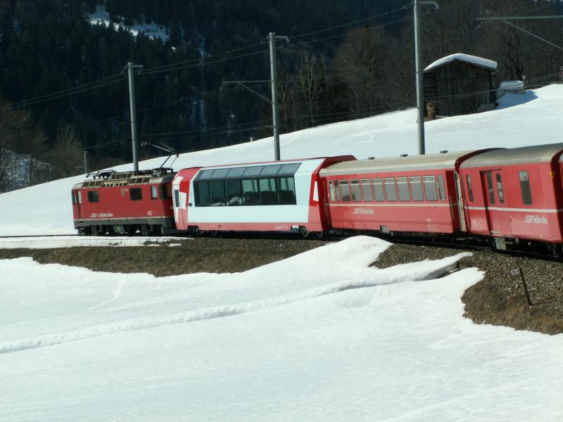 Schnellzug von Scuol-Tarasp ber Landquart-Chur nach Disentis, mit Glacier Express Wagen(Testfahrten)hinter der Lok,im Unterengadin.20.03.06