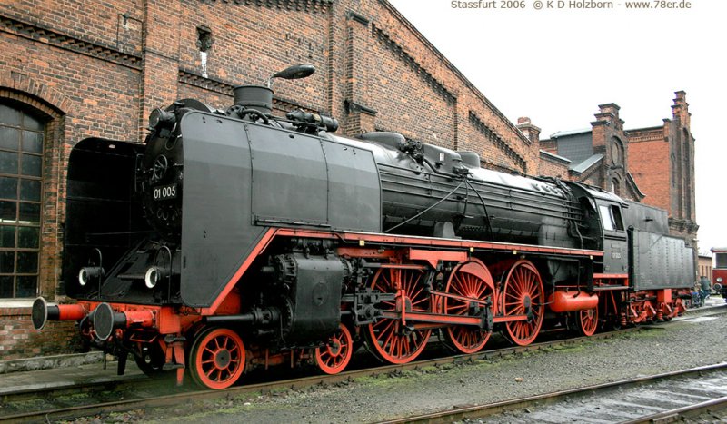 Schnellzuglokomotive 01 005 in Stassfurt 2006