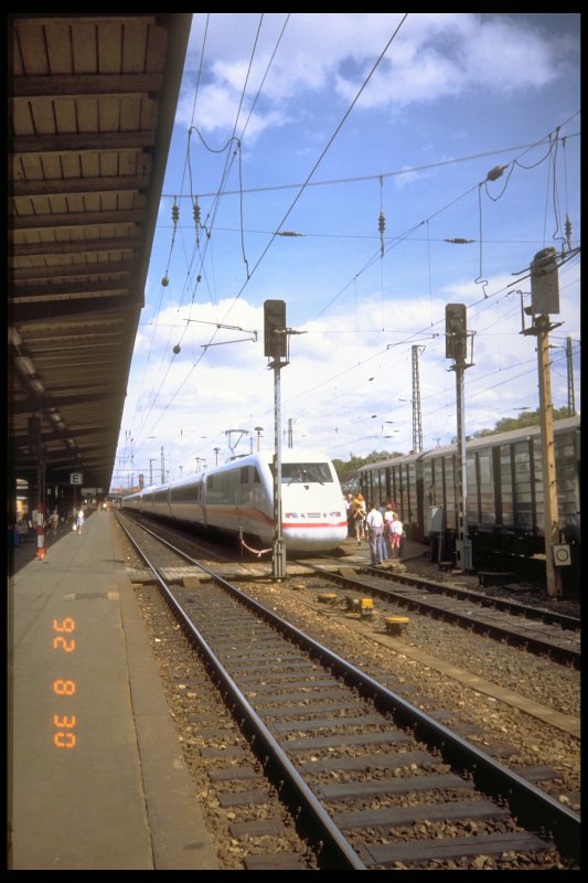 Schnupper-ICE am 30, 8. 1992 im alten Erfurter Hbf am Bahnsteig 6, Foto vom Bahnsteig 5 aus