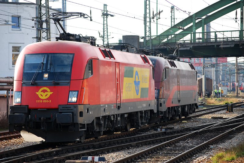 schn bunter Lokzug bestehend aus GYSEV 1116 060 und Railjet 1116 200, der sich gerade auf den Weg in die Traktion Wien West macht (28.11.2008)