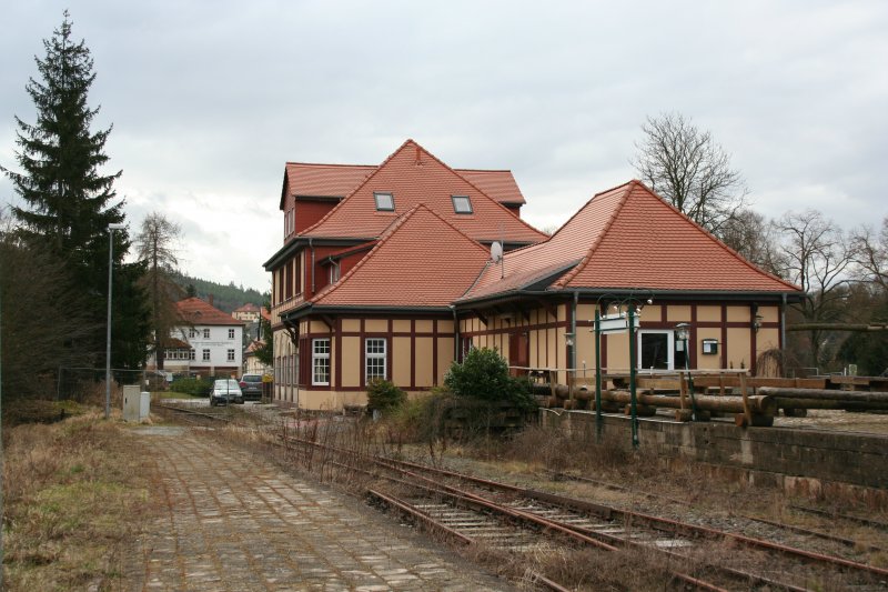 Schn restaurierter Bahnhof von Wippra. Das Bahnhofsgebude wird seit langen nur als Wohnhaus verwendet. 16.03.2008